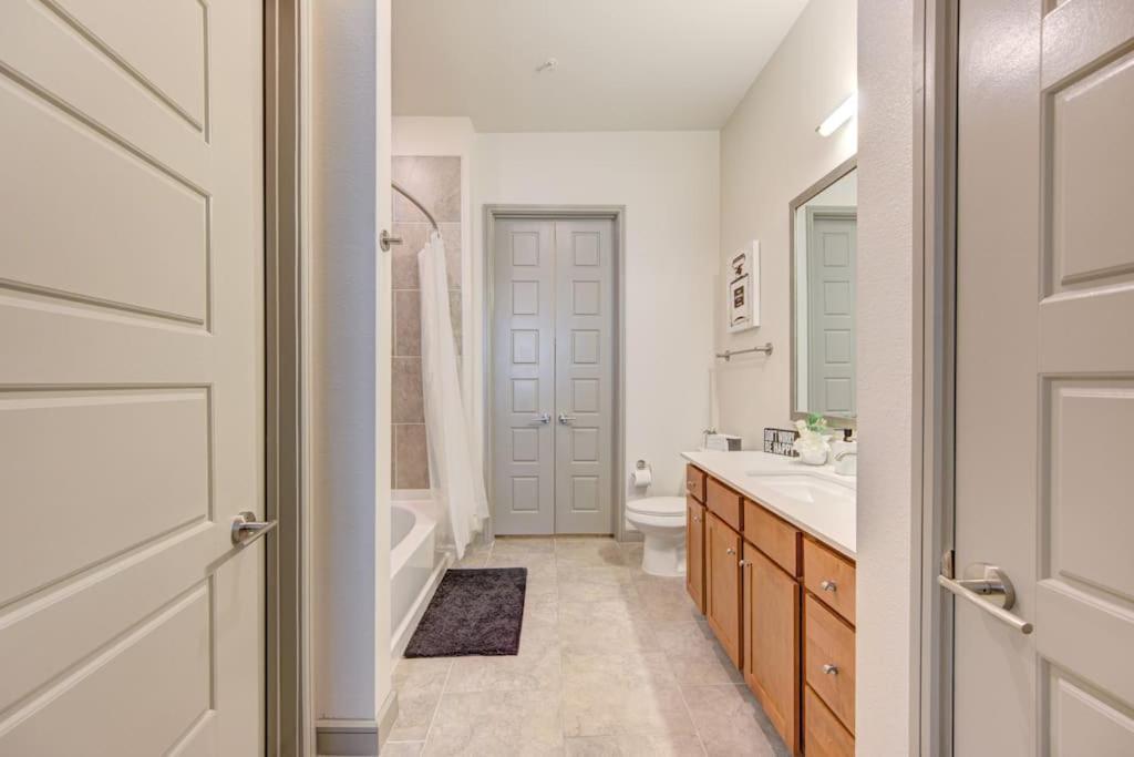 Fancy Apt Downtown. Pool. Gym. Lounge. Pet Ok Houston Buitenkant foto