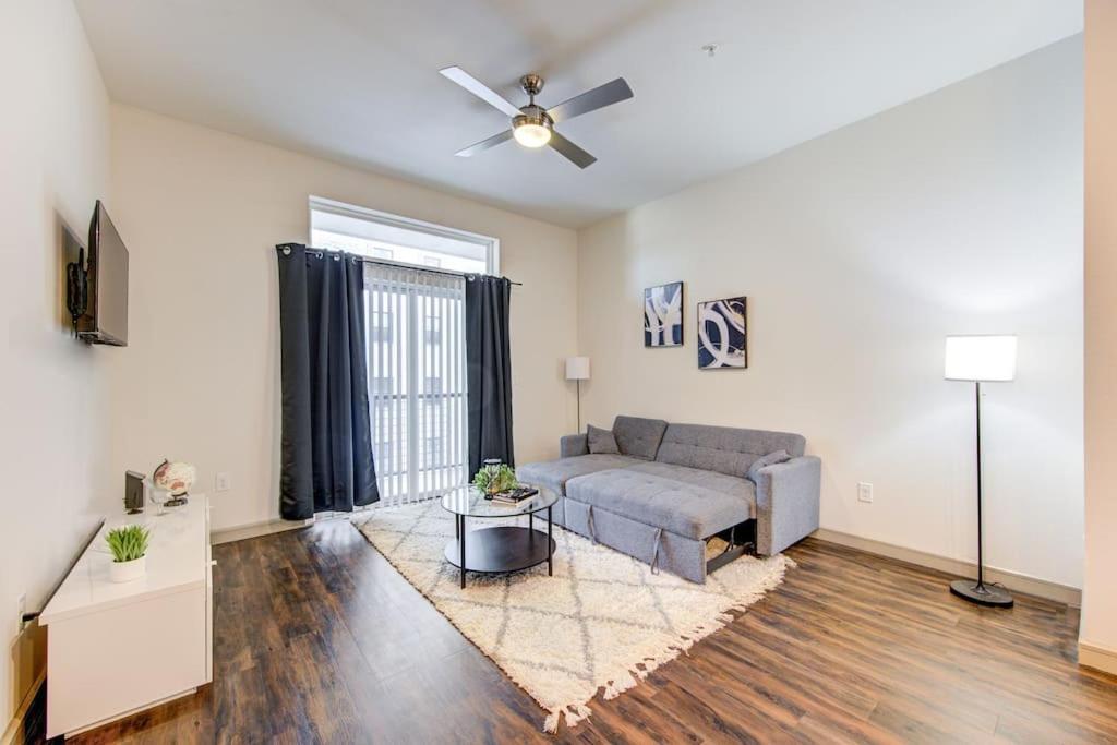 Fancy Apt Downtown. Pool. Gym. Lounge. Pet Ok Houston Buitenkant foto