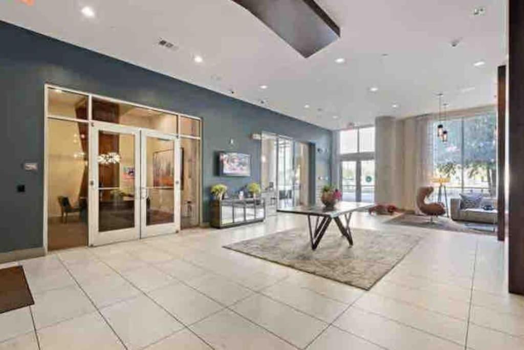 Fancy Apt Downtown. Pool. Gym. Lounge. Pet Ok Houston Buitenkant foto