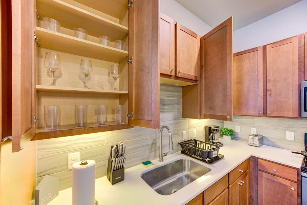 Fancy Apt Downtown. Pool. Gym. Lounge. Pet Ok Houston Buitenkant foto